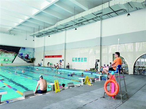 救生员群体是保障市民游泳安全的“重要护卫”